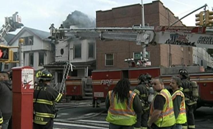 Un fuego de 4 alarmas le da los buenos días a bomberos del Bronx.