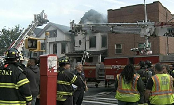 El fuego se esparció por al menos dos viviendas.