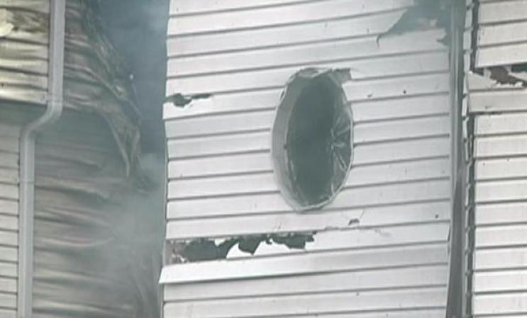 El humo y las llamas arropaban la vivienda.