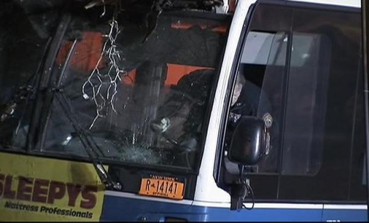 El niño murió luego de que un bus con pasajeros a bordo se estrellara contra una casa.