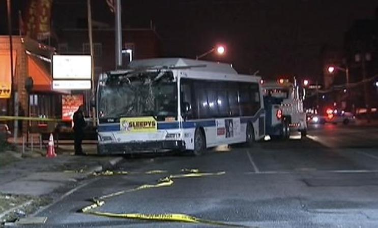El niño fue declarado muerto en el hospital, mientras que su hermano fue tratado por otras lesiones, al igual que el caminante implicado.