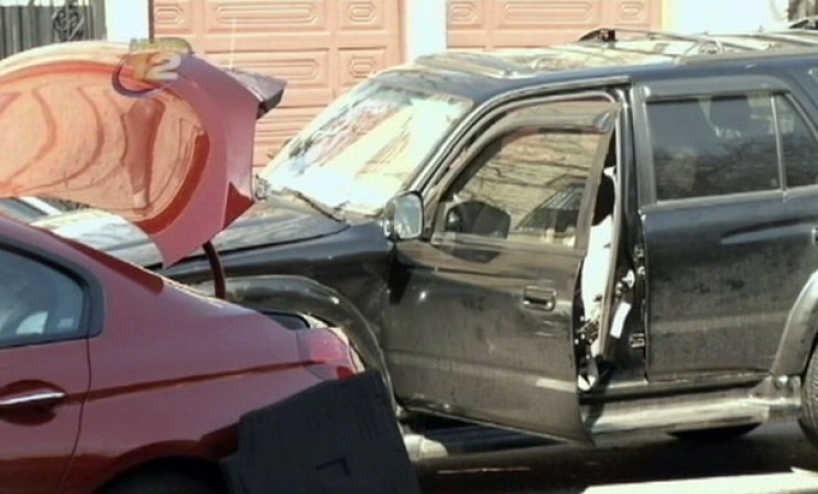 Las autoridades buscan al conductor de un auto BMW luego de que impactara a un hispano mortalmente y se diera a la fuga.