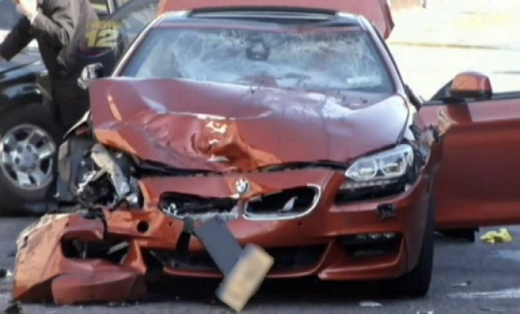 Las autoridades buscan al conductor de un auto BMW luego de que impactara a un hispano mortalmente y se diera a la fuga.