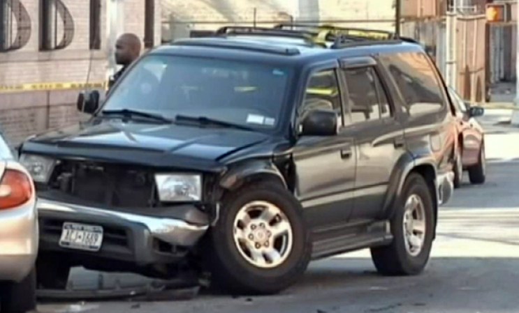 Las autoridades buscan al conductor de un auto BMW luego de que impactara a un hispano mortalmente y se diera a la fuga.