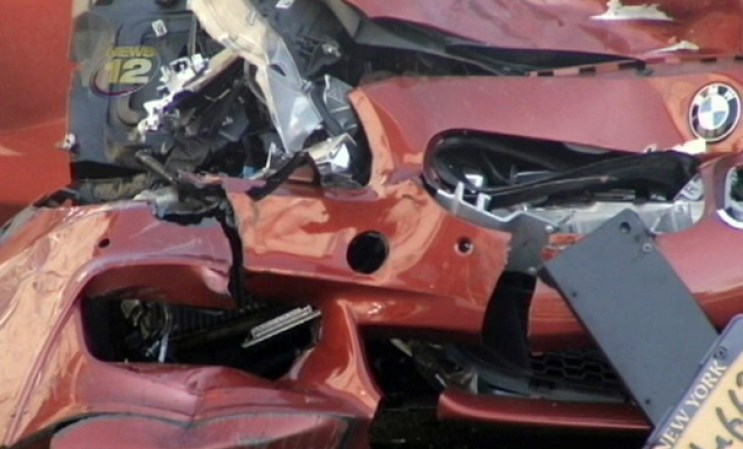 Las autoridades buscan al conductor de un auto BMW luego de que impactara a un hispano mortalmente y se diera a la fuga.
