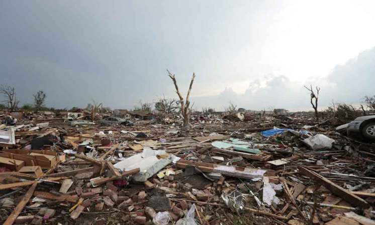 El estado de Oklahoma está de luto tras el paso de un descomunal sistema de tornados que ha costado decenas de vidas.