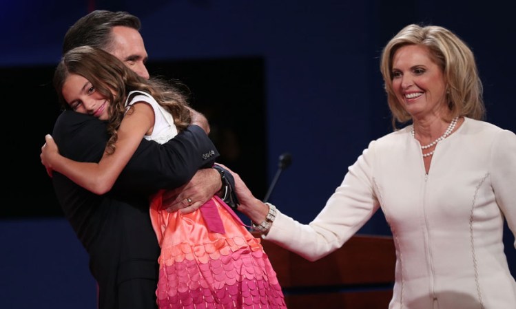 Mitt Romney abraza a una de sus hijas.