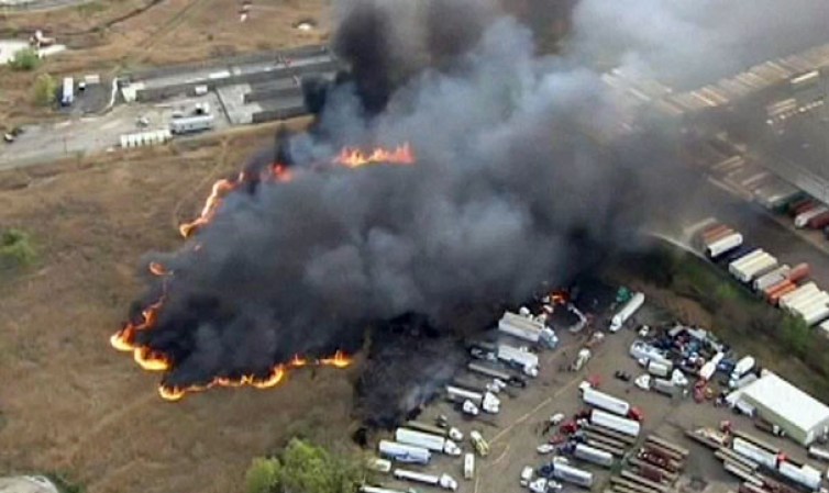 Un fuego forestal va más allá del pasto y consume varios camiones estacionados.