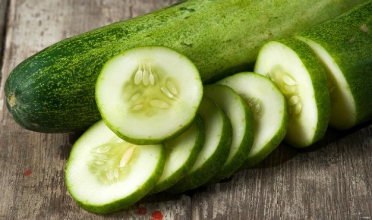 Permanece hidratada —tanto por el agua potable que bebes como por comer un montón de alimentos con alto contenido de agua—, eso hará que tu tejido conectivo sea fuerte y flexible, e incluso te ayudará a adelgazar. Así que incluye en tu dieta más más pepinos, rábanos, tomates y pimientos, que tienen un 90% de agua.