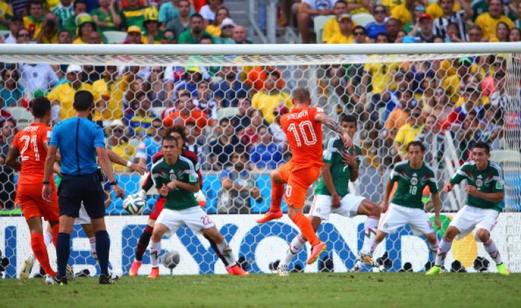 Wesley Sneijder empató el marcador a los 88 minutos y Klaas-Jan Huntelaar dio vuelta al resultado con un penal en el cuarto minuto de los descuentos, luego de una falta del capitán mexicano Rafael Márquez sobre Arjen Robben.