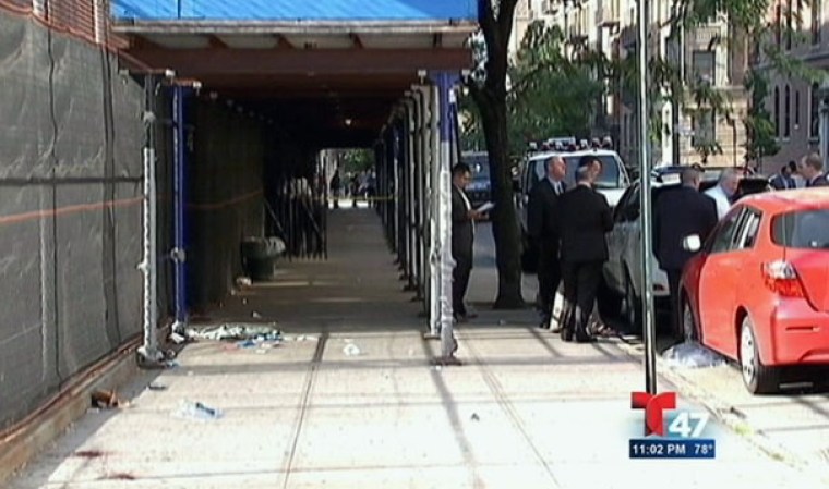 Un estudiante de 14 años perdió la vida tras un violento ataque en las afueras de la escuela Joseph Wade Middle School, en el Bronx.