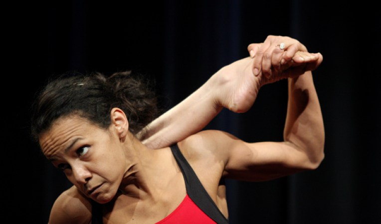 Ayanna Brown, de Indiana, ejecuta una de las posiciones de yoga durante las competencias femeninas.