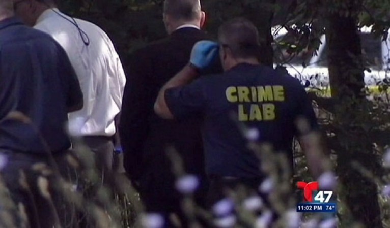 Las autoridades investigan un brazo encontrado en el patio de una casa en Long Island coincide con otros restos encontrados cerca de un parqueadero.