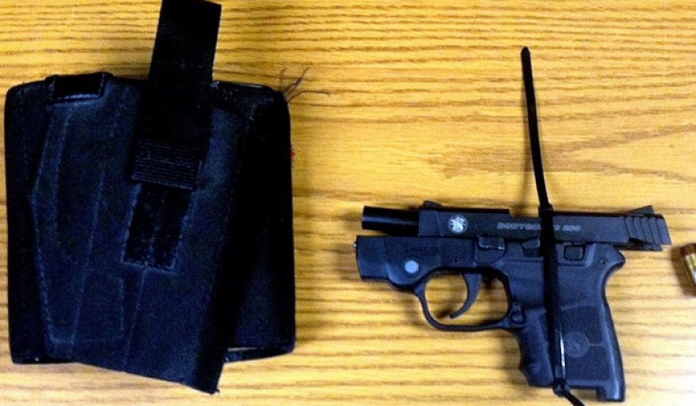 Las armas, explosivos y réplicas en estas fotos fueron incautados por la Administración de Seguridad del Transporte (TSA) durante diversos chequeos en distintos aeropuertos de EEUU.