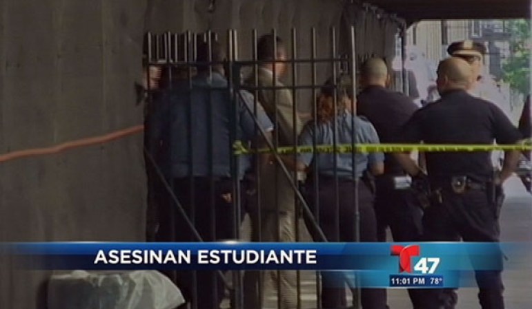 Un estudiante muere trágicamente tras ser ultimado a cuchillazos por otro adolescente en las afueras de su escuela en el Bronx.