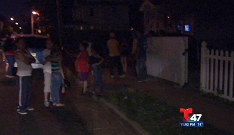 Las autoridades investigan un brazo encontrado en el patio de una casa en Long Island coincide con otros restos encontrados cerca de un parqueadero.