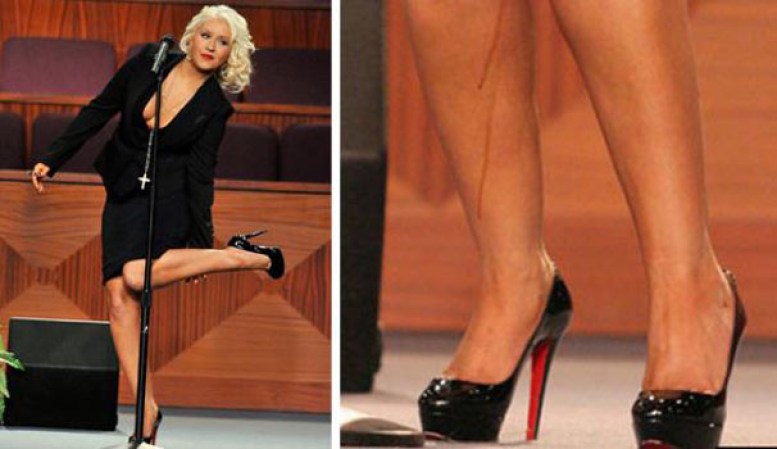 30 DE ENERO, 2012: La cantante Christina Aguilera se presentaba en Los Ángeles cuando ocurrió un derrame inesperado: Muchos que se trataba de menstruación, per la versión oficial culpó a un espray bronceador del de tan embarazoso episodio.