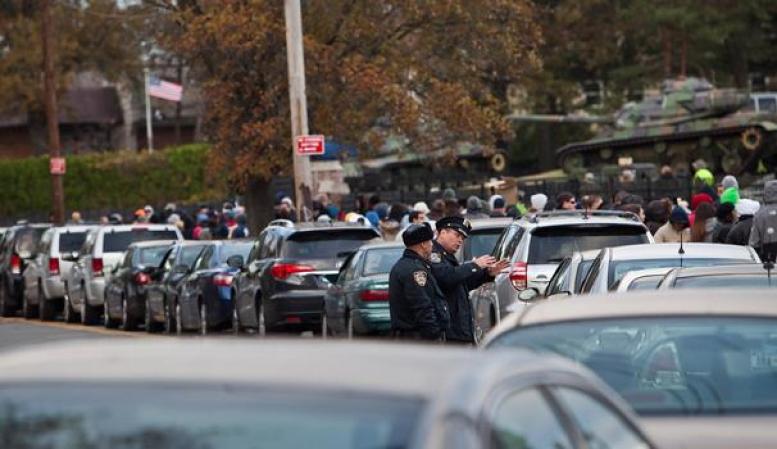 Las colas de autos se extienden por millas.