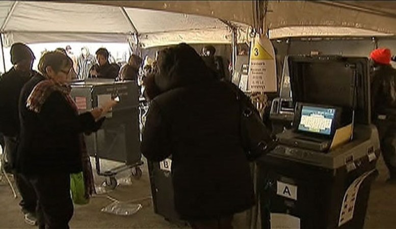 6 DE NOVIEMBRE, 2012: Desde tempranas horas los neoyorquinos se dieron cita a las urnas de votación a pesar de la tempestad vivida.
