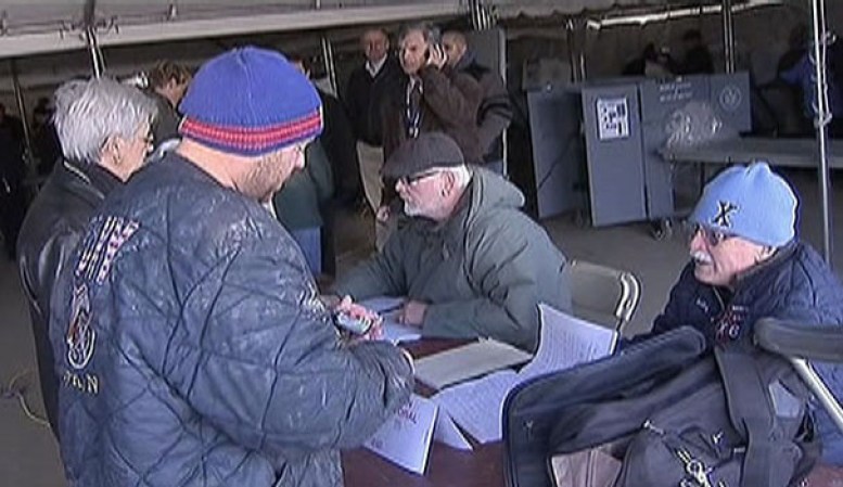 Los observadores verificaban la información de los votantes.
