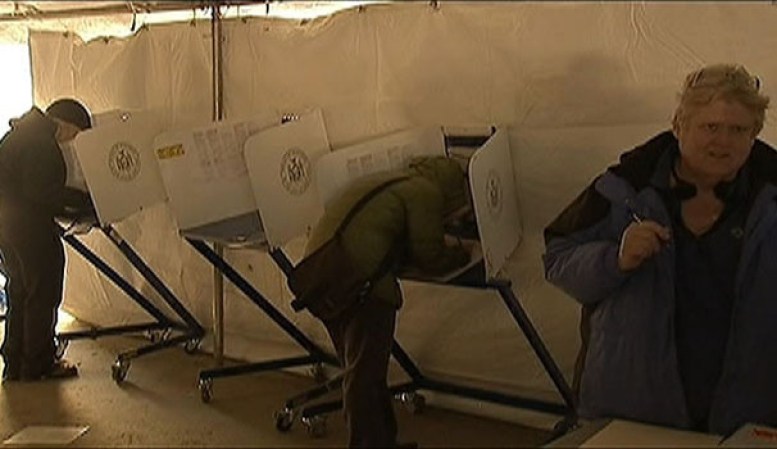 Las autoridades de los estados de Nueva York y Nueva Jersey implementaron un programa para transportar a algunos votantes, desplazados por la supertormenta Sandy.