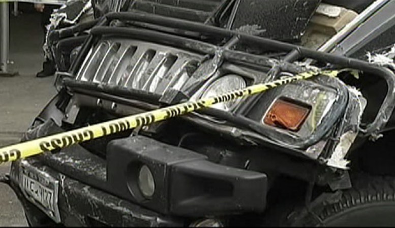 El auto robado impacto a varios caminantes.