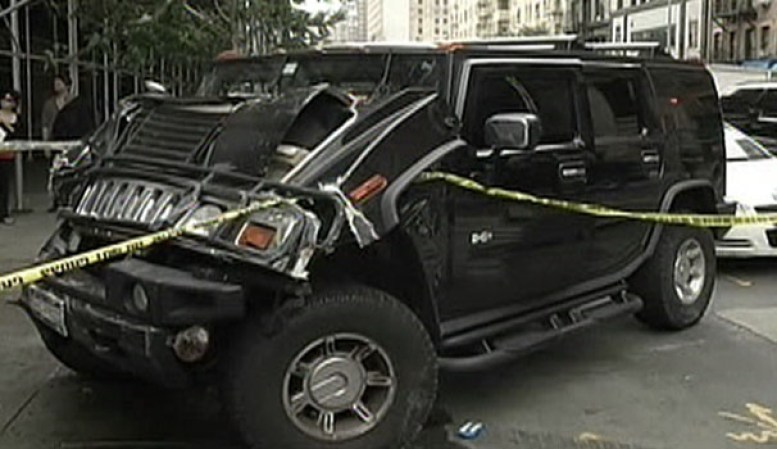La Hummer también impactó a un taxi amarillo y a un bus de la ciudad.