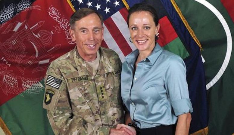 La mujer que le costó la renuncia al ex director de la CIA fue su biógrafa, Paula Broadwell.