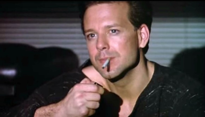 Mickey Rourke, “John” en la película, lleva a “Elizabeth” a una relación de sexo desenfrenado, que pone a prueba el significado de la pasión.