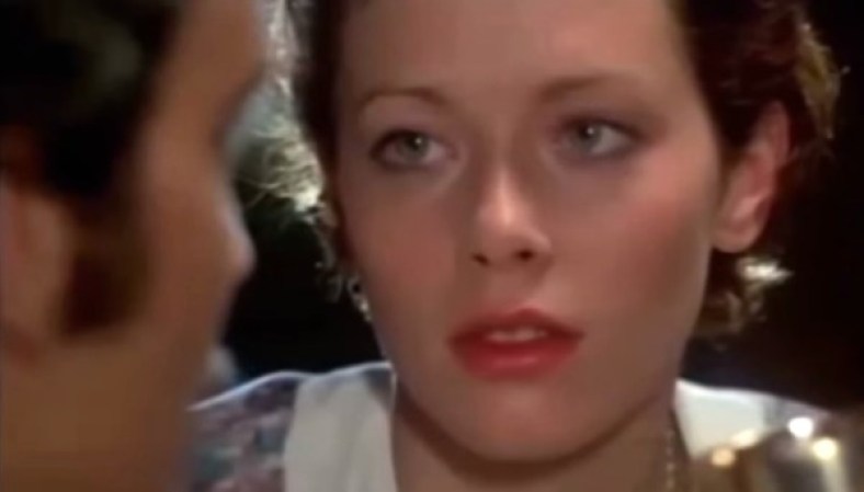El personaje que interpreta Sylvia Kristel en la cinta está basado en la novela “Emmanuelle”, que Emmanuelle Arsan escribió en 1959.