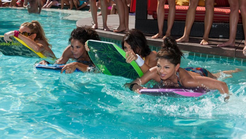 Entre desfile y desfile las candidatas a Miss USA toman el sol y practican juegos de agua.
