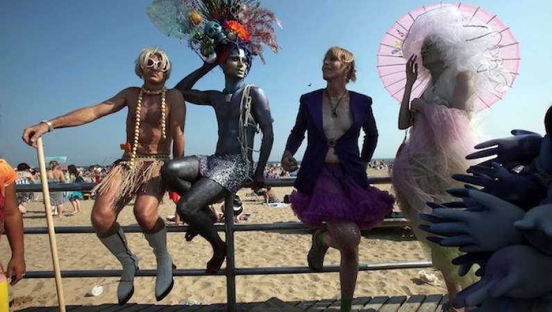 Coney Island es quizás uno de los lugares más singulares y coloridos de Estados Unidos, te invitamos a que nos acompañes a un recorrido gráfico por esta playa que se encuentra incrustada en la Gran Manzana.