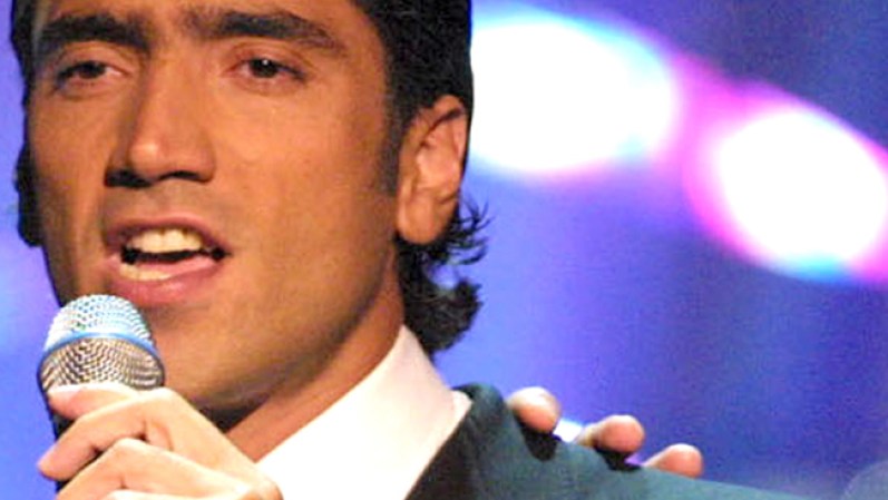 "Descansen en paz Jenni Rivera y Alberto Rivera y sus acompañantes en este terrible incidente. Mucha fuerza y luz para sus familias y seres queridos. El mundo de la música está de luto, hoy se nos adelantó una gran estrella!!", publicaba esta tarde el cantante mexicano Alejandro Fernández en su cuenta de la red social Twitter.