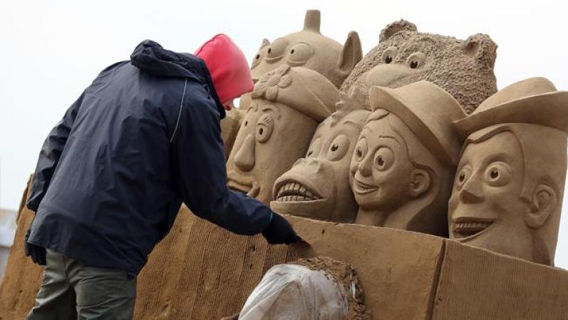 INGLATERRA - Escultor da los últimos toques a una escultura inspirada por la película animada "Toy Story".<br /><br /><br /><br />Marzo 2013- Festival de Esculturas de Arena Weston-super-Mare