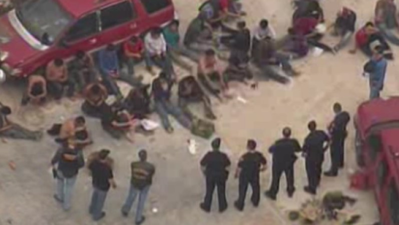 En el momento del suceso, unas tres personas intentaron escapar del lugar y también fueron detenidas, según el portavoz de ICE, Greg Palmore.