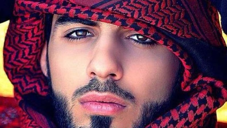 Omar Borkan Al Gala es fotógrafo, actor profesional, poeta y según las autoridades de Arabia Saudita, demasiado atractivo e “irresistible” para las mujeres saudíes.