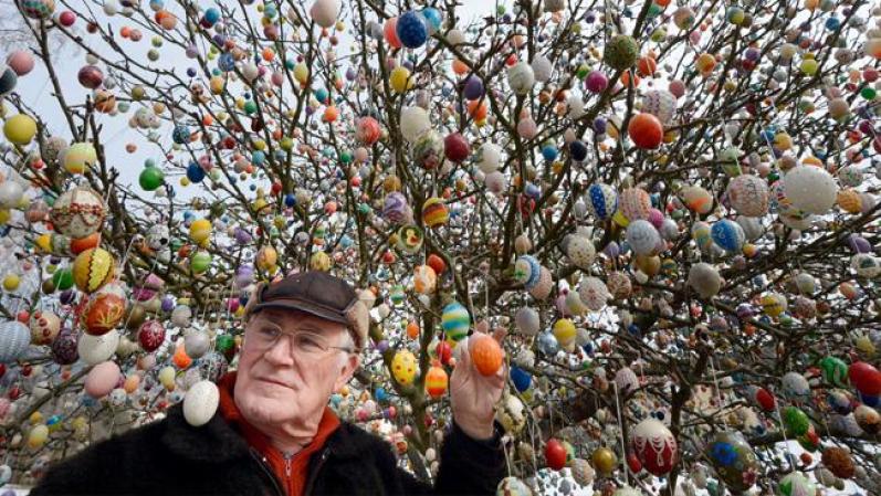 Volker Kraft enseña el árbol que él y su familia han decorado desde el año 1965.