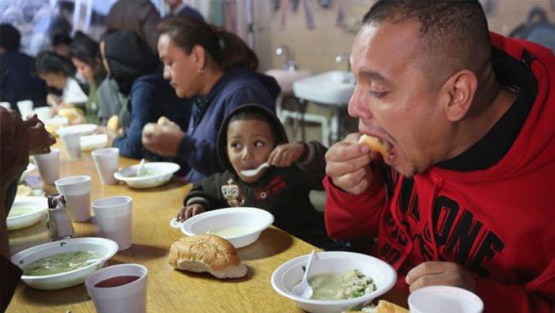 NOGALES, MEXICO - Javier Guerrero come junto a su hijo, Javier Jr., de 3 años de edad, en un comedor de beneficencia para los inmigrantes cerca de la frontera de México y Estados Unidos.