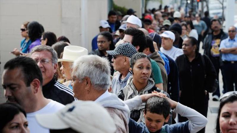 Unas de 14 horas antes del sorteo, las ventas de billetes se dispararon hasta la azotea, con las máquinas escupiendo billetes en 42 estados.