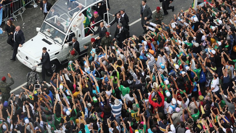 Francisco abordó un avión de compañía Alitalia, un Airbus A330, a las 7:35 hora local después de una ceremonia de despedida en el aeropuerto internacional Antonio Carlos Jobim, de Río de Janeiro, en la que dijo sentirse ya con nostalgia de Brasil.<br /><br />Fuente: EFE