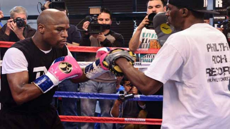 Mayweather tiene mucho de qué presumir, ya que es campeón mundial en cinco divisiones y a lo largo de los años ha ganado ocho títulos mundiales