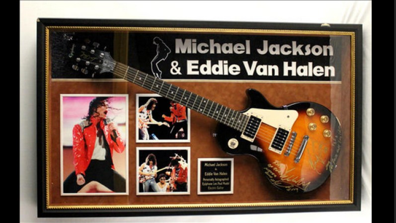 Guitarra autografiada de Eddie Van Halen y fotos de Michael Jackson. Precio base $525.