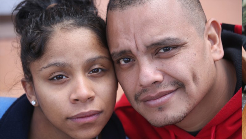 NOGALES, MEXICO - Lace Rodriguez y su esposo Javier Guerrero comparten uno de los pocos momentos que la pareja tiene ahora, para estar juntos en Nogales, México.