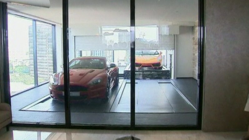 …cada unidad en este edificio cuenta con al menos dos estacionamientos adjuntos a la sala de estar.