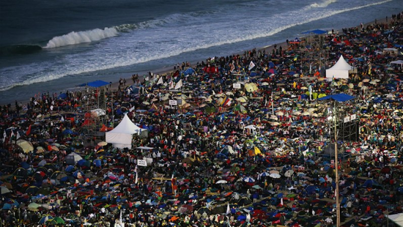 Durante la visita a Brasil, Francisco visitó el Santuario Nacional de Aparecida, donde ofició una misa ante unas 200.000 personas y prometió que volverá en 2017, cuando se cumple el 300 aniversario de la aparición de la Virgen patrona de Brasil.<br /><br />Fuente: EFE