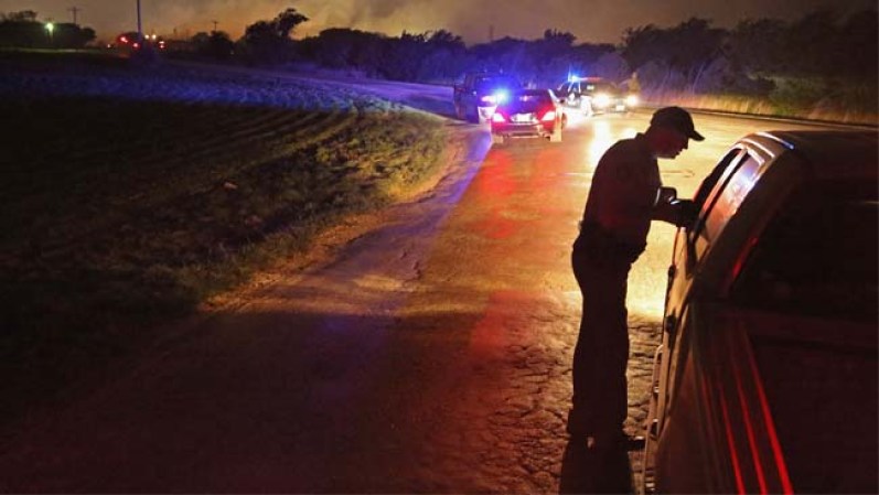 El policía agregó que en estos momentos los esfuerzos de los equipos especializados se concentran en el rescate de las personas heridas o que han quedado atrapadas en sus casas o negocios.