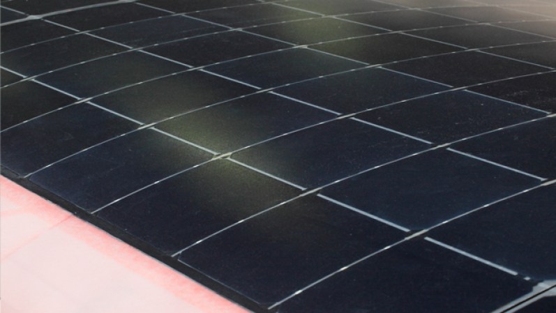El Solar Impulse tiene cerca de 12,000 células fotovoltaicas que cubren las alas del avión y recargan las baterías.