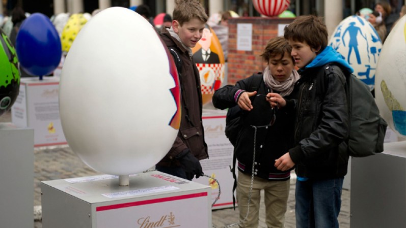 La exposición se lleva a cabo unos días antes de la tradicional búsqueda de los huevos de pascua.