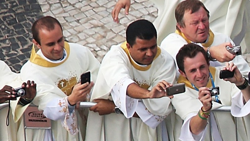 El jueves, viernes, sábado y domingo reunió multitudes en celebraciones religiosas en Copacabana, que culminaron con la misa de hoy ante algo más de tres millones de personas que llenaron los 4 kilómetros de esa playa.<br /><br />Fuente: EFE