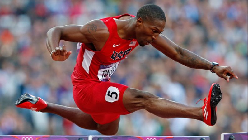 Michael Tinsley, marcado en ambos brazos. Compitió en las semi-finales de los 400 metros con vallas de atletismo representando a Estados Unidos.